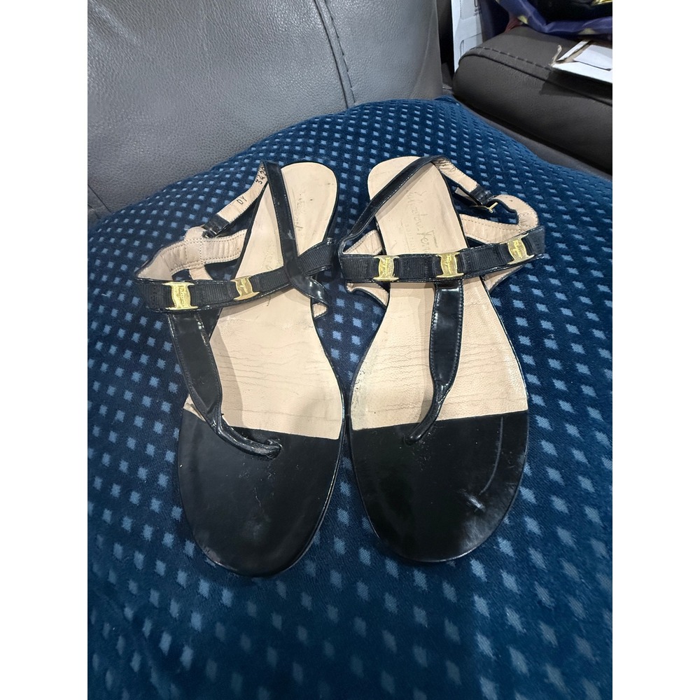 Salvatore‎ Ferragamo Black Patent Leather Gancini Thong Sandals 7.5 D Italy